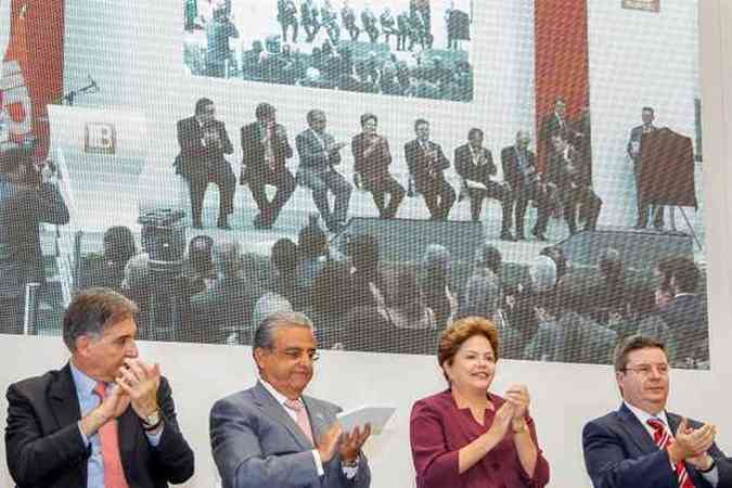 Em Itajub, Dilma Rousseff com o ministro Fernando Pimentel,o governador Antonio Anastasia e o presidente da Fimeg, Robson Andrade(foto: Roberto Stuckert Filho/PR)