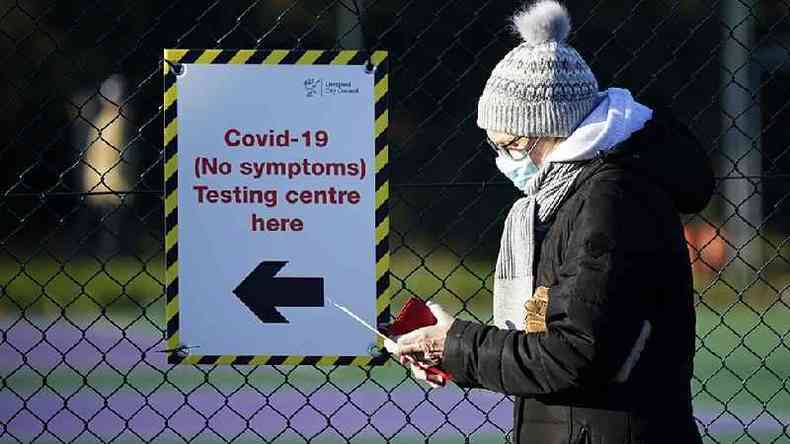 Mulher espera por teste, em Liverpool, na Inglaterra(foto: Getty Images)