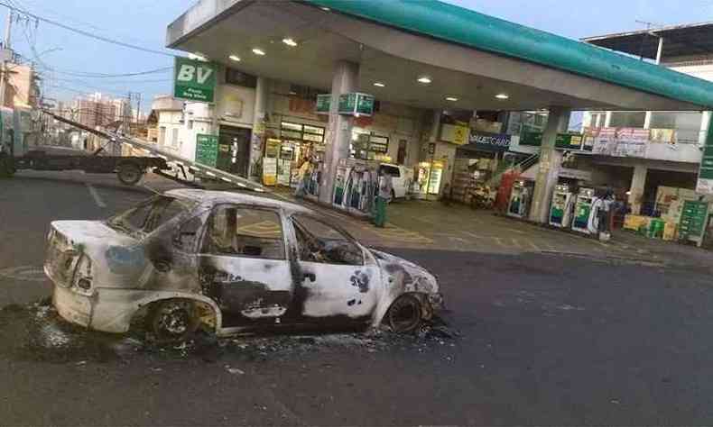 Um dos carros queimados pelos assaltantes em Uberaba(foto: Reproduo internet/WhatsApp)