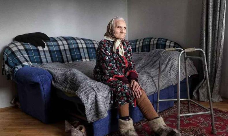 Rozalia Choba, 98 anos (foto: Ionut Iordachescu/AFP) senhora