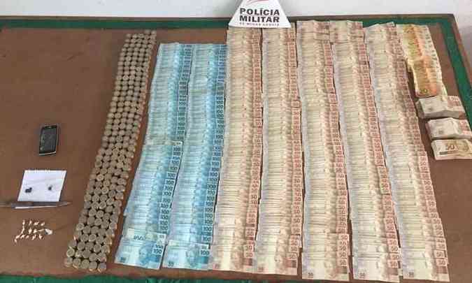 Maior parte do dinheiro apreendido estava escondido em um guarda-roupas(foto: PMMG/Divulgao)