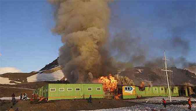 Incndio em base na Antrtida(foto: REUTERS/Armada de Chile/Handout )