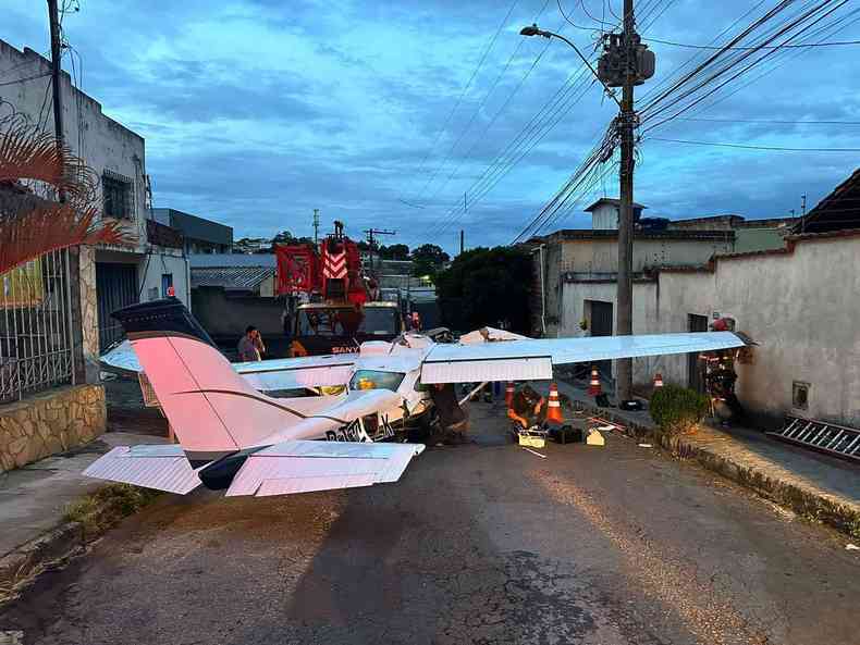 Destroos de avio no meio da rua 