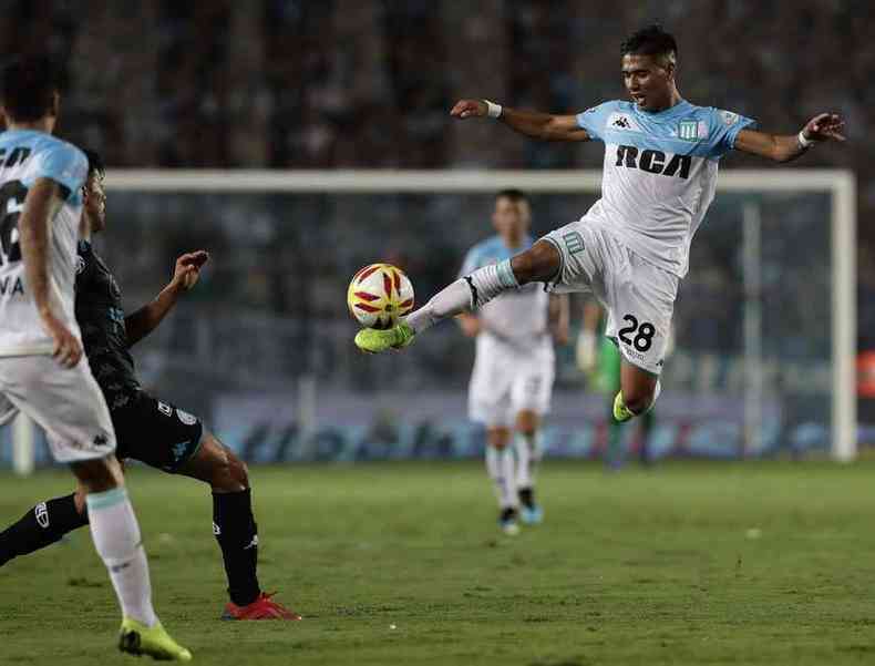 Para trazer o armador Matias Zaracho, destaque do Racing no Campeonato Argentino, Atltico ter que desembolsar cerca de R$ 33 milhes(foto: Alejandro Pagni/AFP)