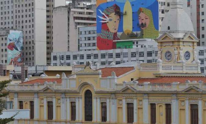 No fundo à esquerda, obra de Thiago Mazza eternizou na fachada do Edifício Satélite a clássica disputa mineira entre o galo e a raposa(foto: Jair Amaral/EM/D.A Press) No fundo à esquerda, obra de Thiago Mazza eternizou na fachada do Edifício Satélite a clássica disputa mineira entre o galo e a raposa(foto: Jair Amaral/EM/D.A Press)