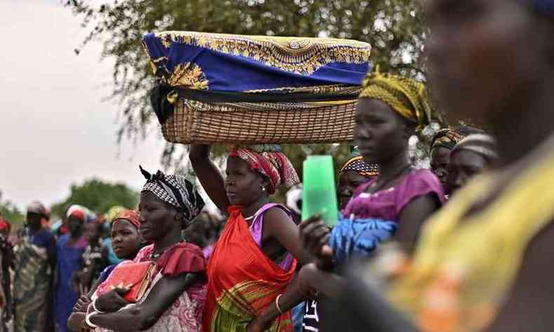 Mulheres aguardam por rao de comida em vila do Sudo do Sul, um dos pases onde a PMA atua(foto: TONY KARUMBA / AFP)
