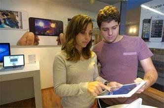 Daniel de Aguiar e a namorada, J�lia Konarzewski, escolhem iPad, que vai ser usado como material did�tico no curso de piloto: voo alto na pir�mide social(foto: Beto Magalh�es/EM/D.A Press)