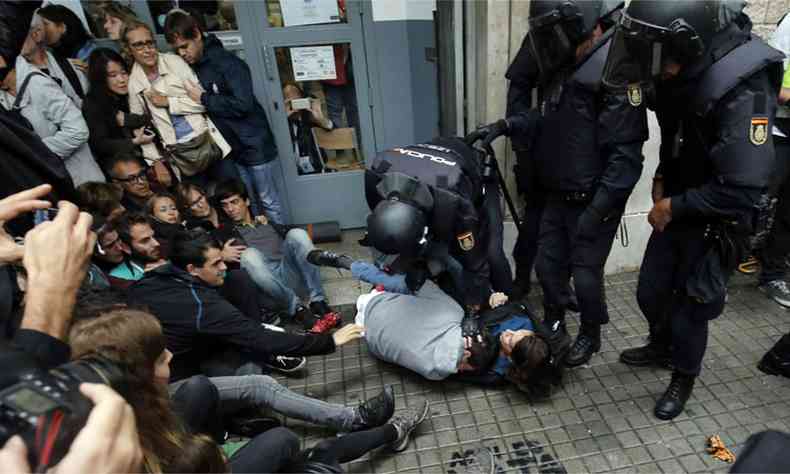 Catales so impedidos pela polcia de votar no referendo (foto: AFP / PAU BARRENA )