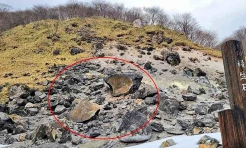 Pedra que aprisionava espírito maligno segundo mito se rompe no Japão(foto: Reprodução/Twitter) Pedra no japão
