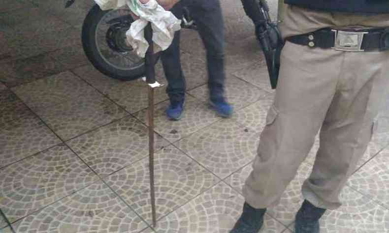 Espada usada no crime foi apreendida pela polcia ainda ontem(foto: Polcia Militar/Divulgao)