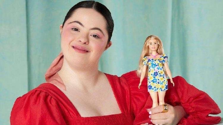 A modelo brit�nica Ellie Goldstein junto a uma Barbie com s�ndrome de Down