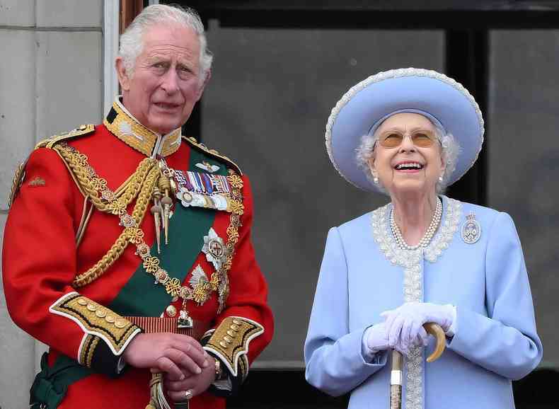 Rainha Elizabeth ao lado do príncipe Charles 