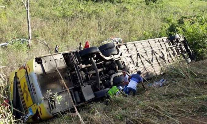 Testemunhas contaram que o ônibus capotou quatro vezes(foto: Corpo de Bombeiros/Divulgação) Testemunhas contaram que o ônibus capotou quatro vezes(foto: Corpo de Bombeiros/Divulgação)