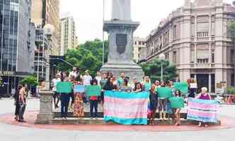 Com bandeiras azul, branca e rosa, o grupo ocupou um dos quarteires fechados e reivindicou os direitos sociais e a agilidade na apurao dos crimes(foto: Anyky Lima/ divulgao)