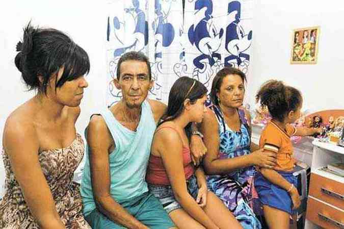 Ana Clara (D), filha de Hanna, com os avs, a tia e a prima, sente saudade da me e sabe pouco da fatalidade que a levou h dois meses (foto: Marcos Michelin/EM DA Press)