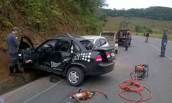 Carros ficaram destrudos com o impacto da batida(foto: Corpo de Bombeiros/Divulgao)