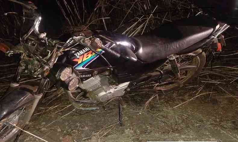 A motocicleta Yamaha foi encontrada no meio do matagal, bastante danificada