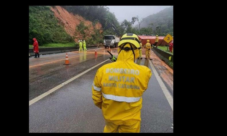 As buscas envolveram dezenas de bombeiros e forças de segurança do Paraná e de Santa Catarina, que tiveram ajuda de cães farejadores e drones com sensor de calor(foto: Divulgação/CBMSC) Bombeiros realizam buscas em deslizamento no Paraná