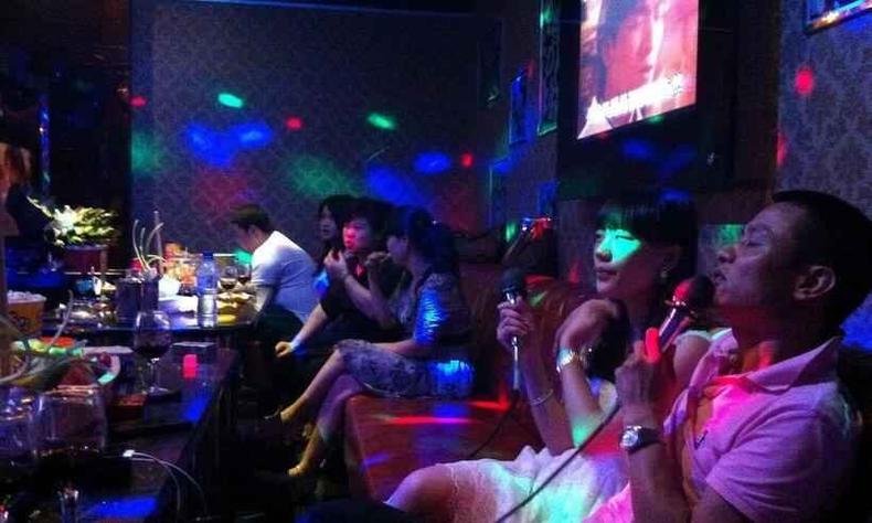 Karaok�s na China s�o aut�nticos complexos com salas privadas equipadas com sof�s, tablets e telas gigantes, nas quais os amigos podem cantar uma sele��o de dezenas de milhares de t�tulos(foto: Reprodu��o/Redes Sociais)