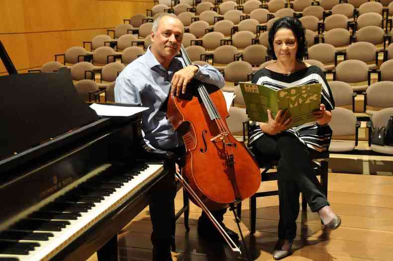 Antonio Meneses, com o violoncelo, e a pianista Celina Szrvinsk no palco da Fundao de Educao Artstica