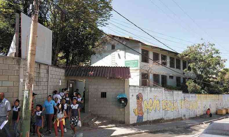 Escola do Bairro Taquaril enfrentou momentos de tenso no ms passado, quando uma aluna de 12 anos tentou esfaquear colega no ptio(foto: Cristina Horta/EM/D.A Press 17/9/15)