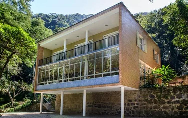Aline Wirley, participante do BBB 23, mora em uma casa no meio da Floresta da Tijuca com piscina natural