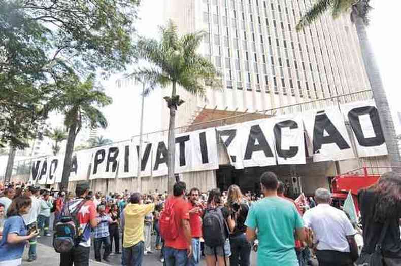 Trabalhadores protestaram na sede da Cemig, em Belo Horizonte, contra o leilo das usinas(foto: Jair Amaral/EM/D.A Press)