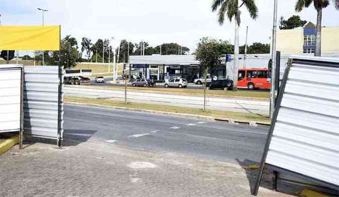 Vista de um posto de combustveis j preparado para fechamento, uma das ltimas fachadas de concessionrias ainda livres deve ganhar portas blindadas hoje. Hotel ser o ltimo a permanecer com rea envidraada livre (foto: Jair Amaral/EM/D.A Press.)