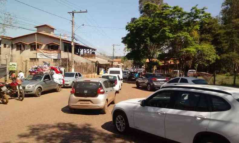 Fila de carros se formou em Brumadinho neste domingo (6)(foto: Reproduo/WhatsApp)