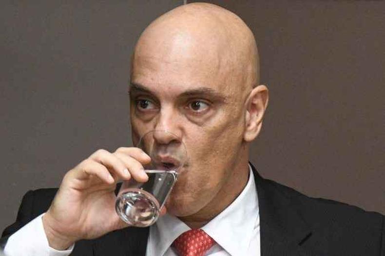 Moraes toma agua 