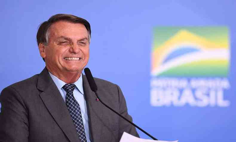 Bolsonaro disse durante transmisso semanal que s no 'fecha tudo no Brasil' porque tem 'responsabilidade'(foto: AFP / EVARISTO SA)