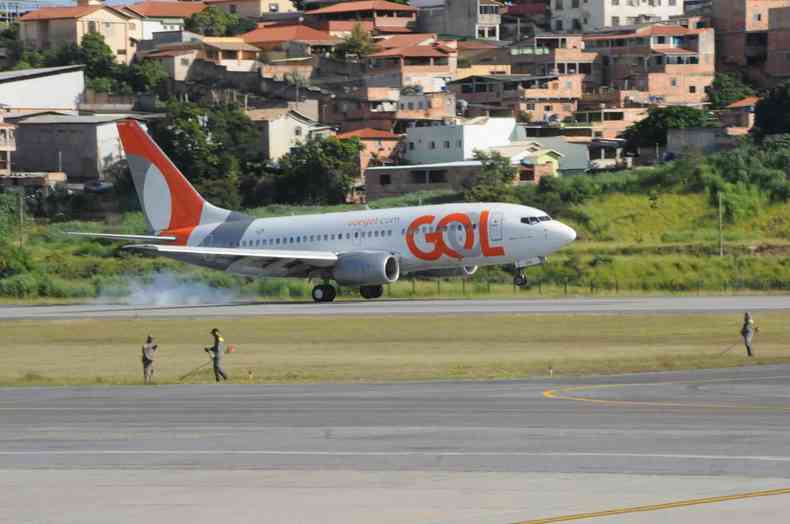Avio da Gol pousando no aeroporto de Confins
