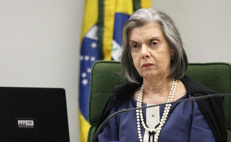 Ministra Cármen Lúcia destacou que, como Bolsonaro não é mais presente, ele deixa de ter foro privilegiado e por isso, não cabe mais ao Supremo avaliar os pedidos(foto: NELSON JR./STF) Carmen Lúcia, uma mulher madura, branca, de cabelos lisos grisalhos, no plenário da corte