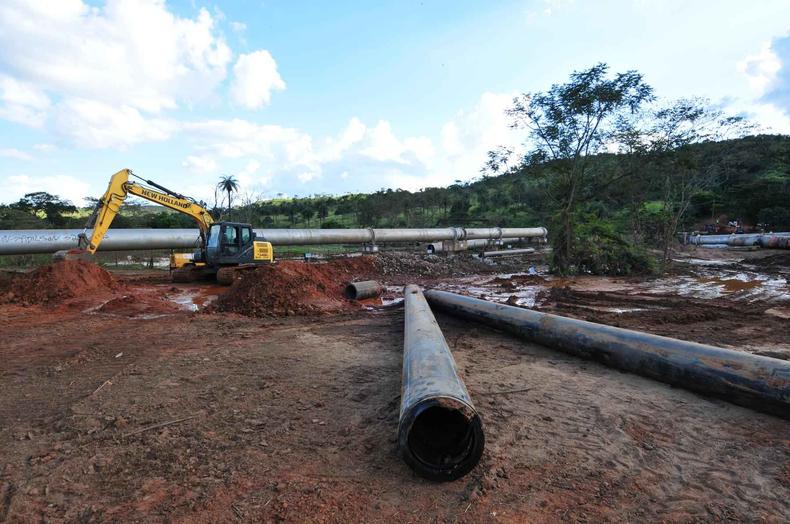 Obras provisrias sendo realizadas em uma adutora em Juatuba.