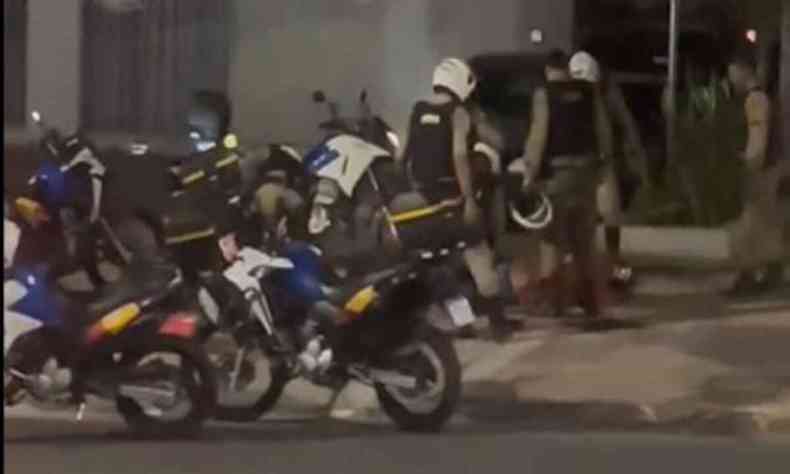 Imagem mostra policiais cercando motociclista