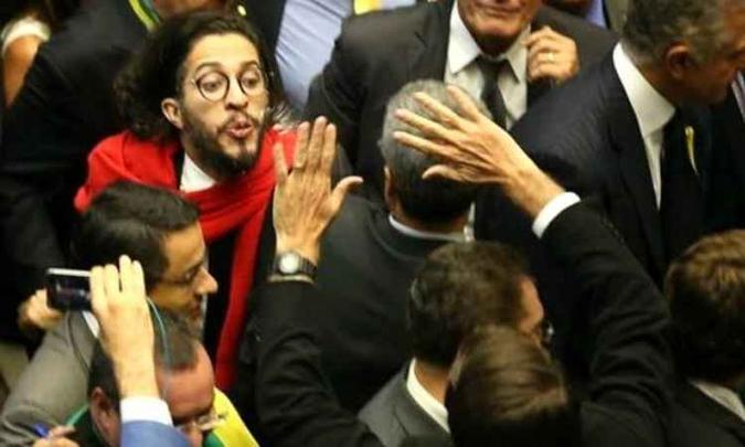 Jean Wylllys cospe em direção a Jair Bolsonaro (foto: Reprodução internet ) Jean Wylllys cospe em direção a Jair Bolsonaro (foto: Reprodução internet )