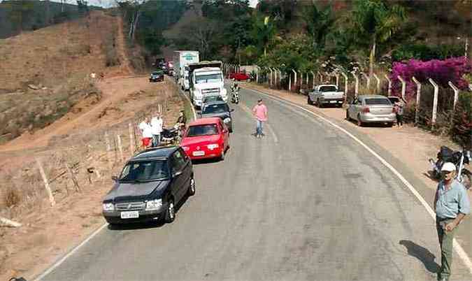 Longas filas de veculos se formaram na rodovia por causa do acidente(foto: Jailton Pereira / Portal Capara)