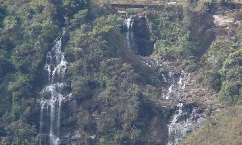 Helicptero Arcanjo foi mobilizado para resgatar trilheiros entre as cachoeiras do ndio e do Viana, em Rio Acima