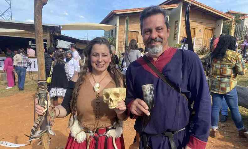Marquito e sua esposa trajados a caráter na feira medieval de Ouro Preto