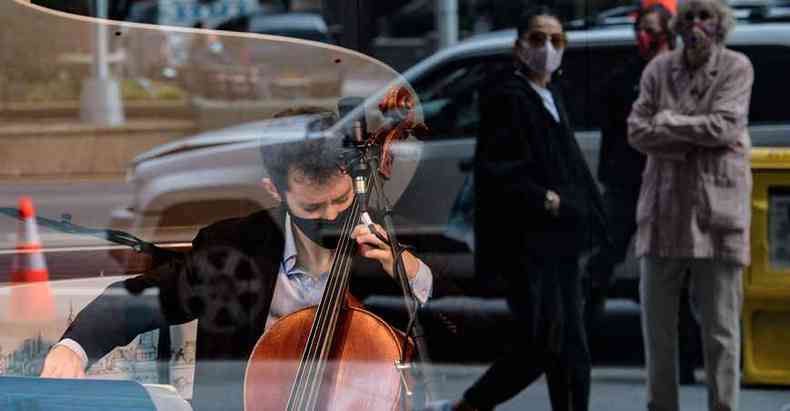 Em Manhattan, transeuntes acompanharam o recital de Michael Katz realizado no ltimo dia 25(foto: Angela Weiss/AFP)