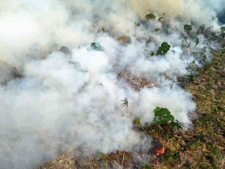 Imagem do alto de queimada na floresta no sul do Estado do Amazonas, em 17 de setembro de 2022