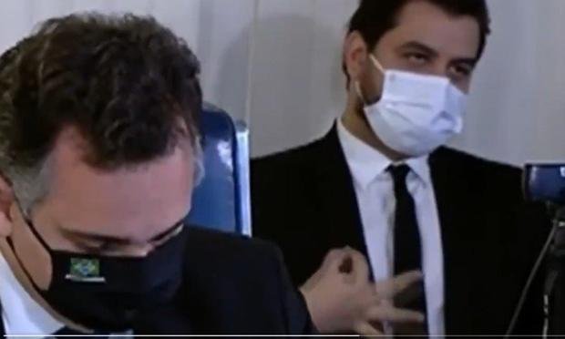 Imagens de gesto de Filipe Martins são enviadas para polícia legislativa - Politica - Estado de Minas