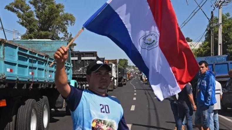 Paraguaios escolhem neste domingo o novo presidente(foto: Getty Images) Homem carrega bandeira do país