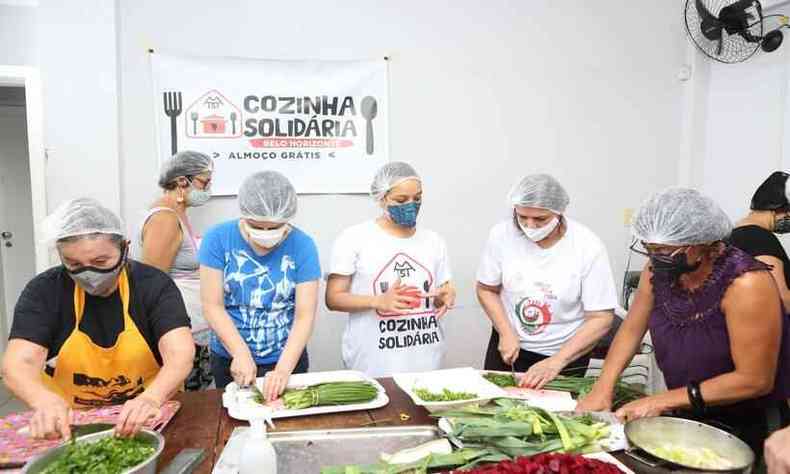 Voluntrios preparam as refeies para famlias em insegurana alimentar de BH