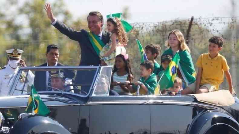 Jair Bolsonaro com crianas em carro durante manifestao em Braslia no 7 de setembro de 2021