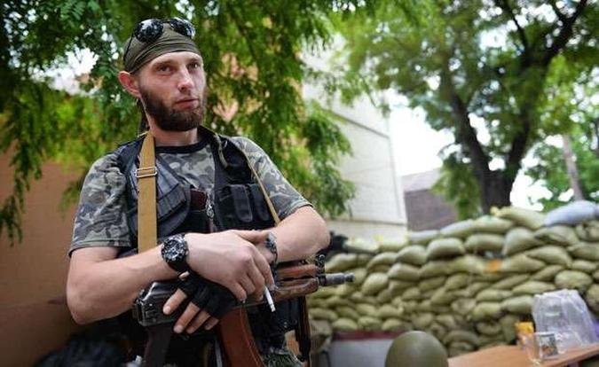 Militante pró-Rússia vigia bloqueio na cidade de Mariupol. Leste da Ucrânia ainda tem cidades tomadas por separatistas(foto: DANIEL MIHAILESCU/AFP) Militante pró-Rússia vigia bloqueio na cidade de Mariupol. Leste da Ucrânia ainda tem cidades tomadas por separatistas(foto: DANIEL MIHAILESCU/AFP)