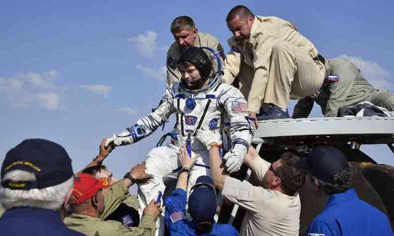 Anne McClain, da Nasa,  retirada da cabine, em mais uma misso bem-sucedida da ISS(foto: Alexander NEMENOV / POOL / AFP)