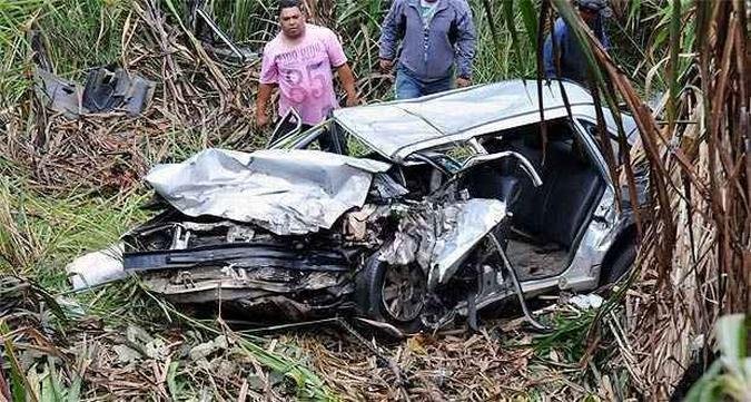 Um dos ve�culos saiu da pista e caiu em uma ribanceira de aproximadamente 10 metros(foto: Marcos Michelin/EM/D.A.Press)