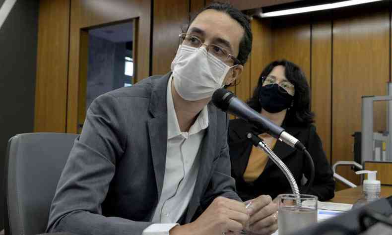 Joo Pinho (em primeiro plano), ex-chefe de gabinete da Sade de MG, foi acusado de tentar se esquivar em depoimento  CPI do 'fura-fila'(foto: Sarah Torres/ALMG)