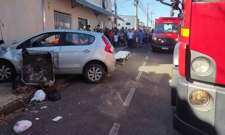 A vítima foi surpreendida pelo carro desgovernado no momento que caminhava em calçada(foto: Corpo de Bombeiros de Araxá/Divulgação) Corpo de Bombeiros de Araxá